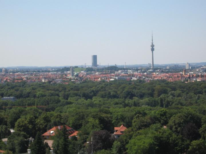 Muenchen 014.jpg - Höchstes Bauwerk der Stadt ist der 291 m hohe Olympiaturm. Architektonisch am interessantesten sind der BMW-Vierzylinder am Olympiapark